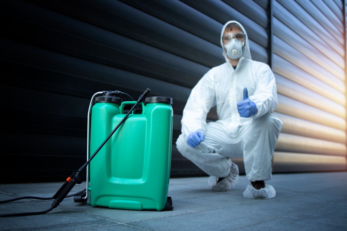Technicien certifié Certibiocide avec équipement professionnel